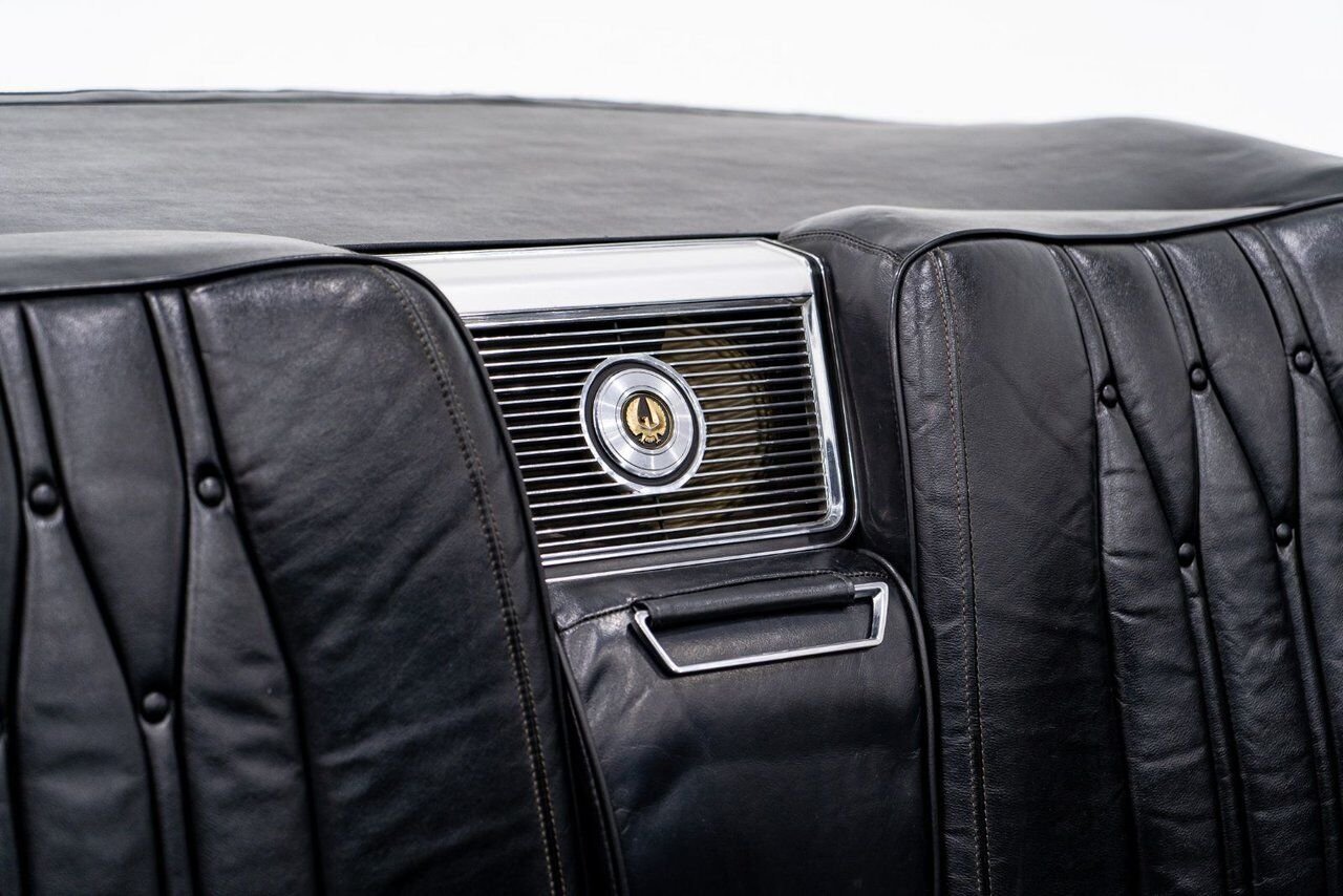 Chrysler IMPERIAL Unrestored with only 31,056 original miles **PRICE IN USD** 1968 Blanc Montréal - photo #8