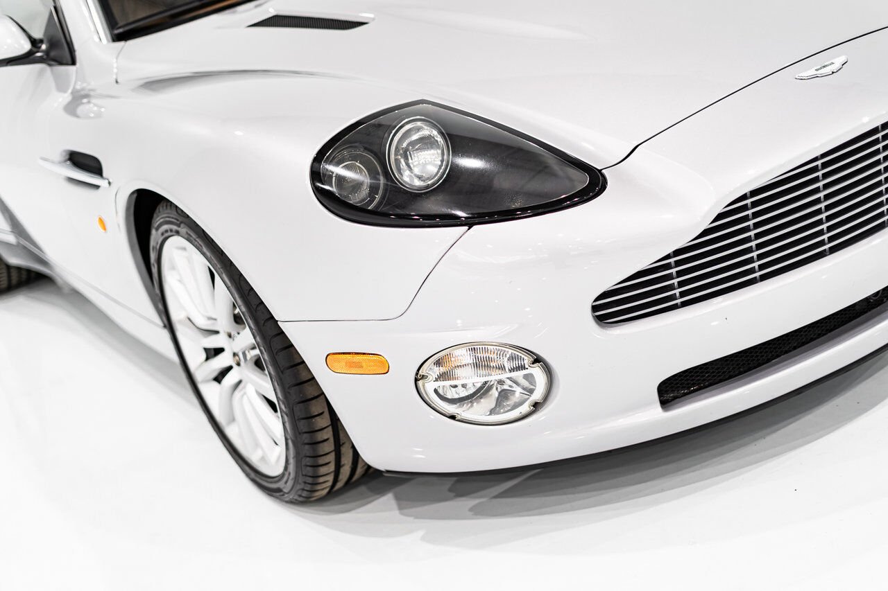 Aston Martin Vanquish PRIX EN USD | ORIGINAL MSRP OF $225,000 USD - FACTORY UPGRADE TO VANQUISH S TRANSMISSION 2003 Gris Montréal - photo #5
