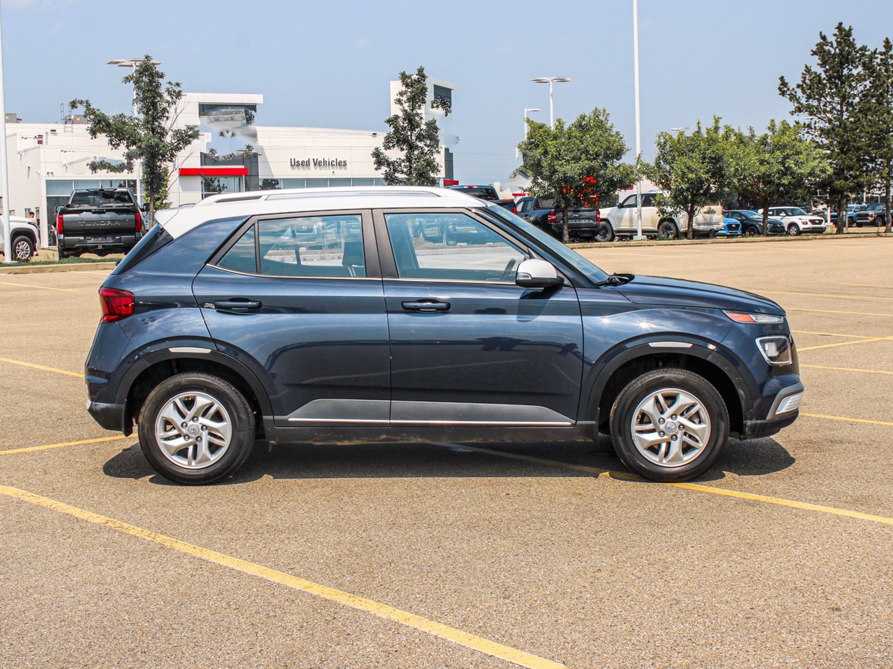 2023 Hyundai Venue Preferred IVT w/Two-Tone Blue Sherwood Park - photo #9