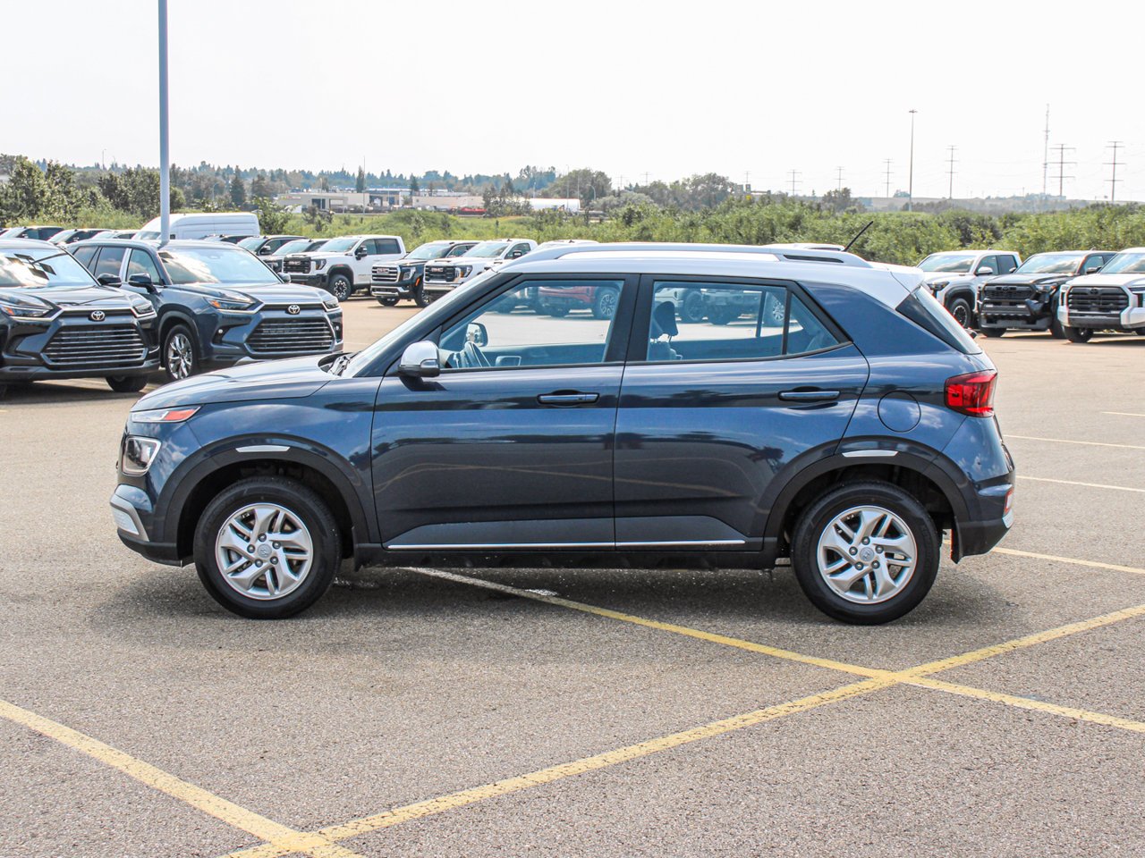 2023 Hyundai Venue Preferred IVT w/Two-Tone Blue Sherwood Park - photo #4