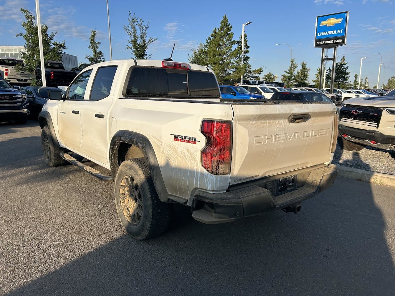 2024 Chevrolet Colorado 4WD Crew Cab Trail Boss White Sherwood Park - photo #3