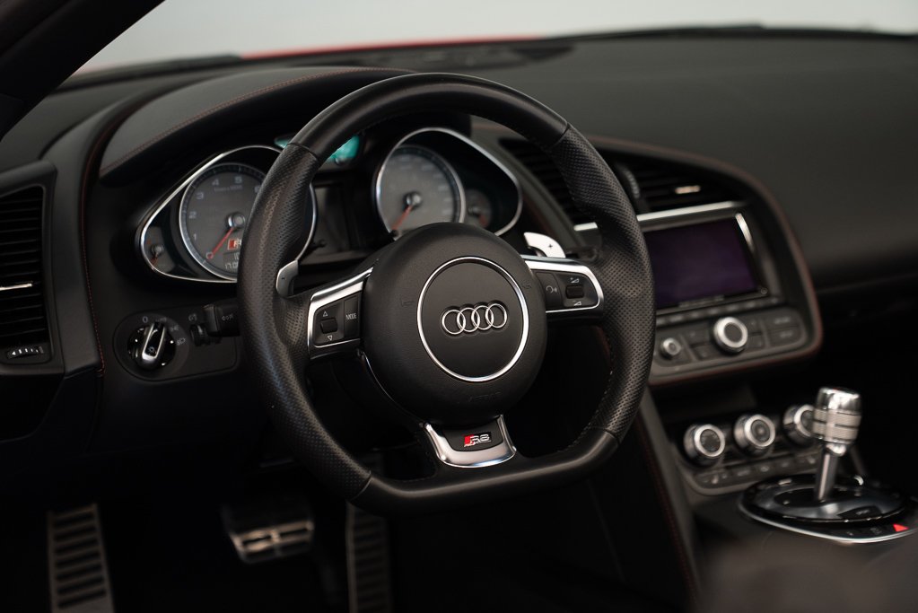 2015 Audi R8 V8 Spyder \ LOW KM Red Kirkland - photo #23