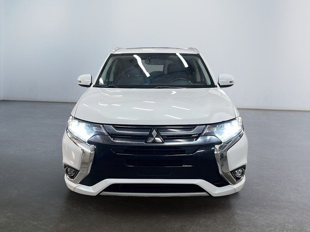 2018 Mitsubishi Outlander Plug-In Hybrid White Amos - photo #1