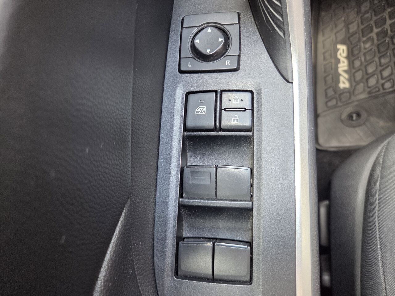 2021 Toyota RAV4 Grey Mont-Laurier - photo #17