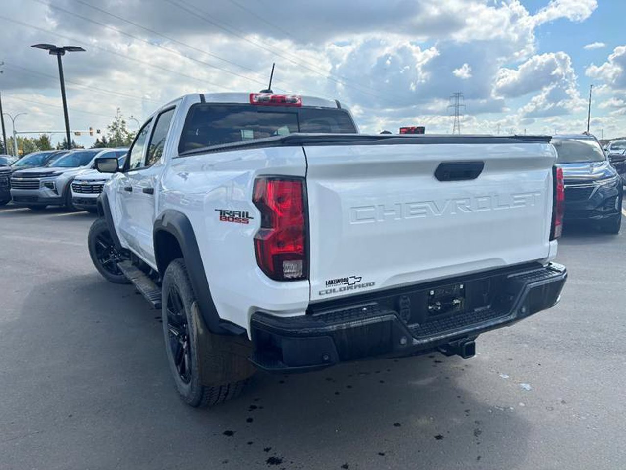 2023 Chevrolet Colorado 4WD Crew Cab Trail Boss White Sherwood Park - photo #3