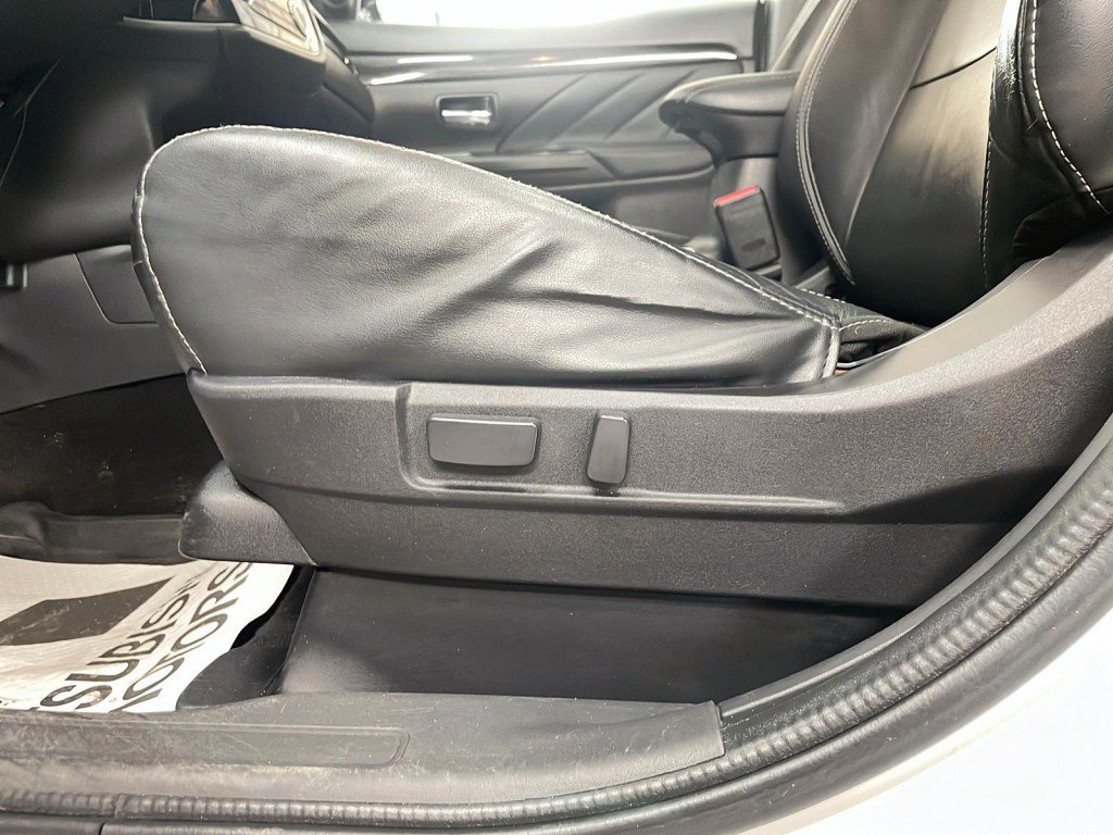 2018 Mitsubishi Outlander Plug-In Hybrid White Amos - photo #11