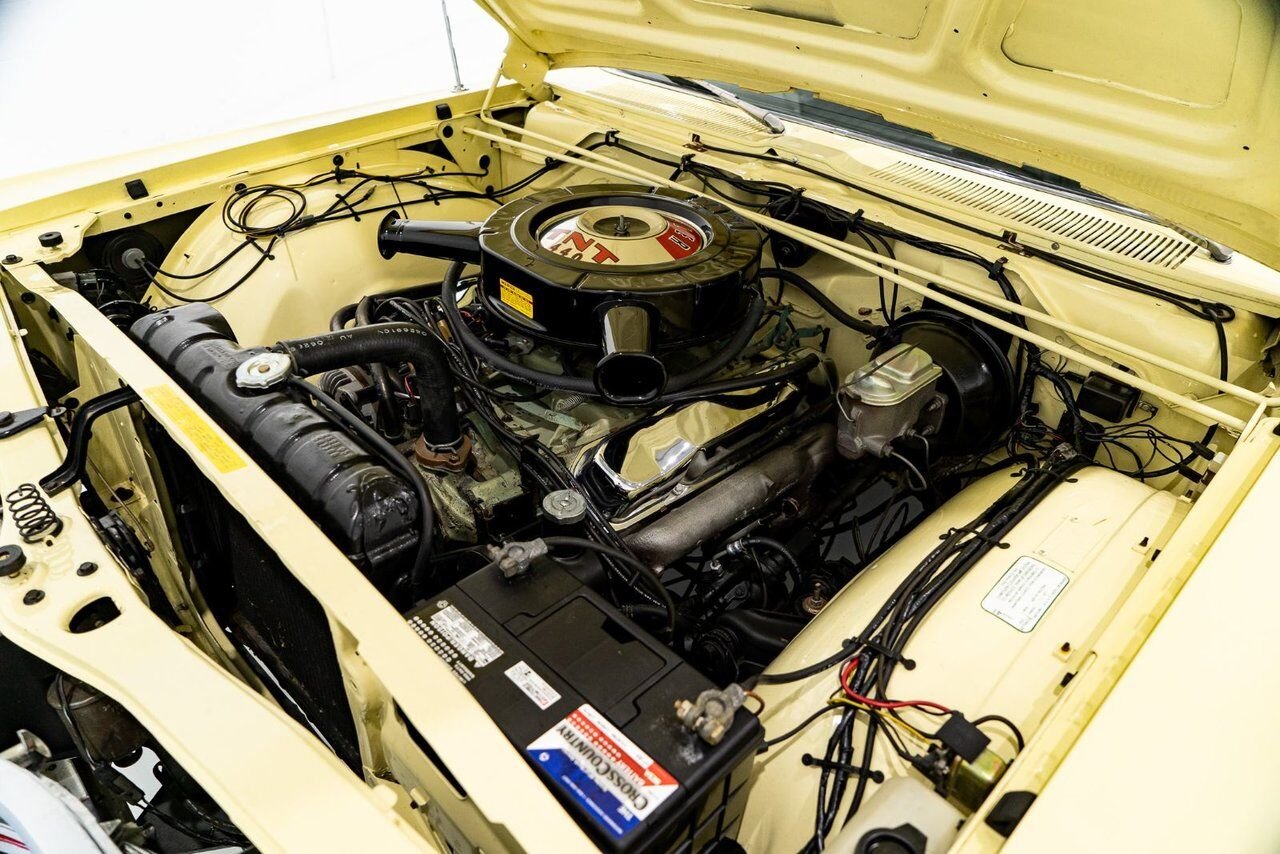 Chrysler 300 PRIX EN USD 440cu.in. Fully restored example 1968 Jaune Montréal - photo #15