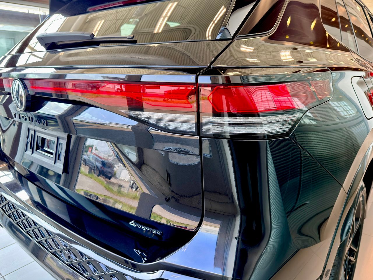 2026 Volkswagen Tiguan Black Notre-Dame-des-Prairies - photo #12