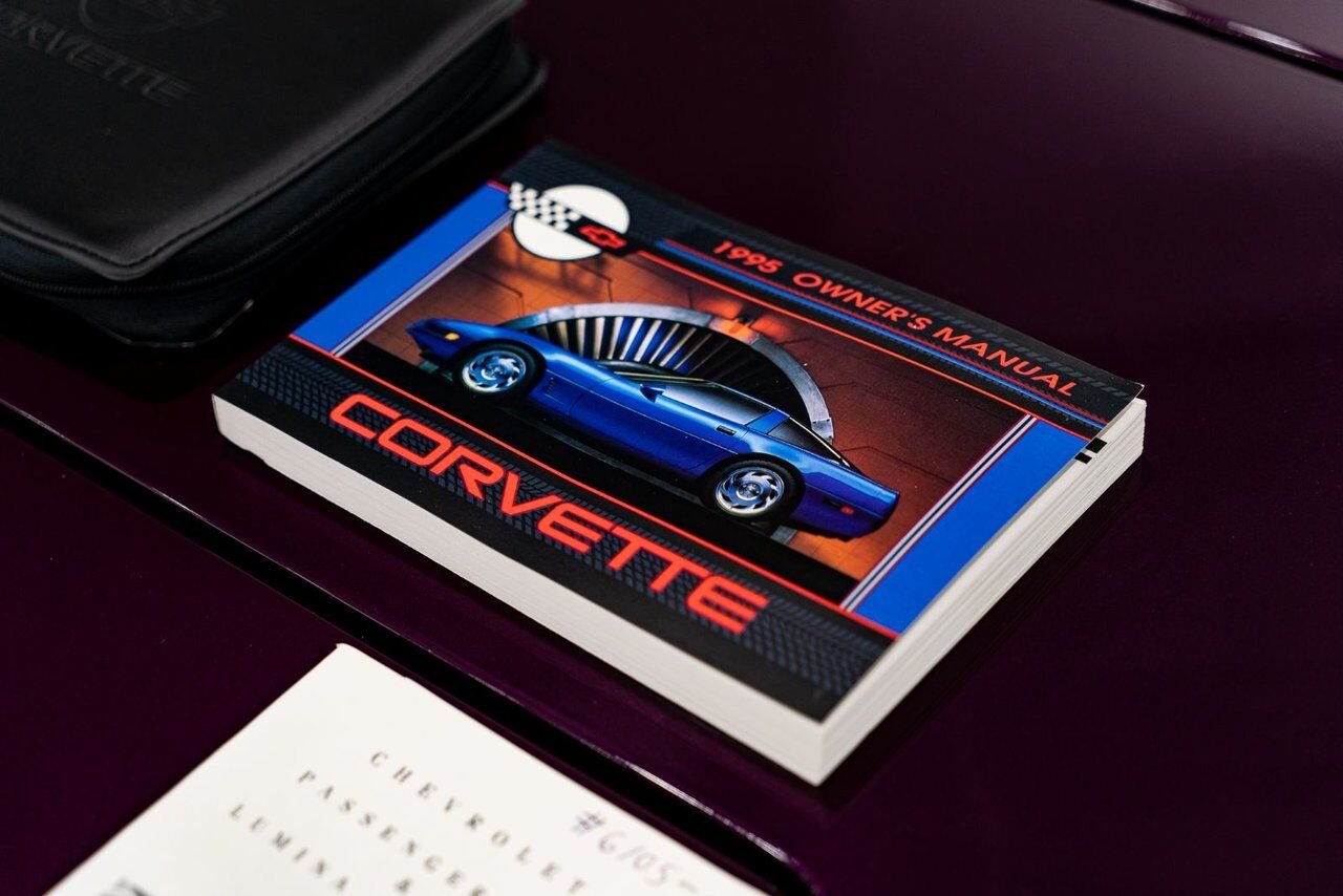 Chevrolet Corvette *PRIX EN USD* RPO Z4Z PACE CAR PRESENTED IN DELIVERY PACKAGING WITH ONLY 192MILES (307KM) FROM NEW 1995 Blanc Montréal - photo #28