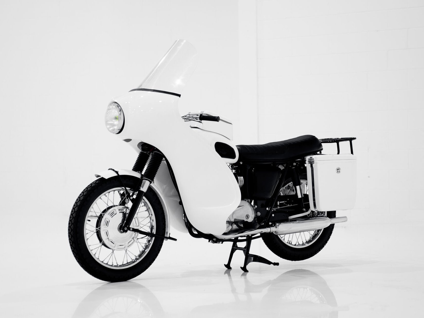 Triumph Trophy TR6P Saint 1968 Blanc Montréal - photo #2