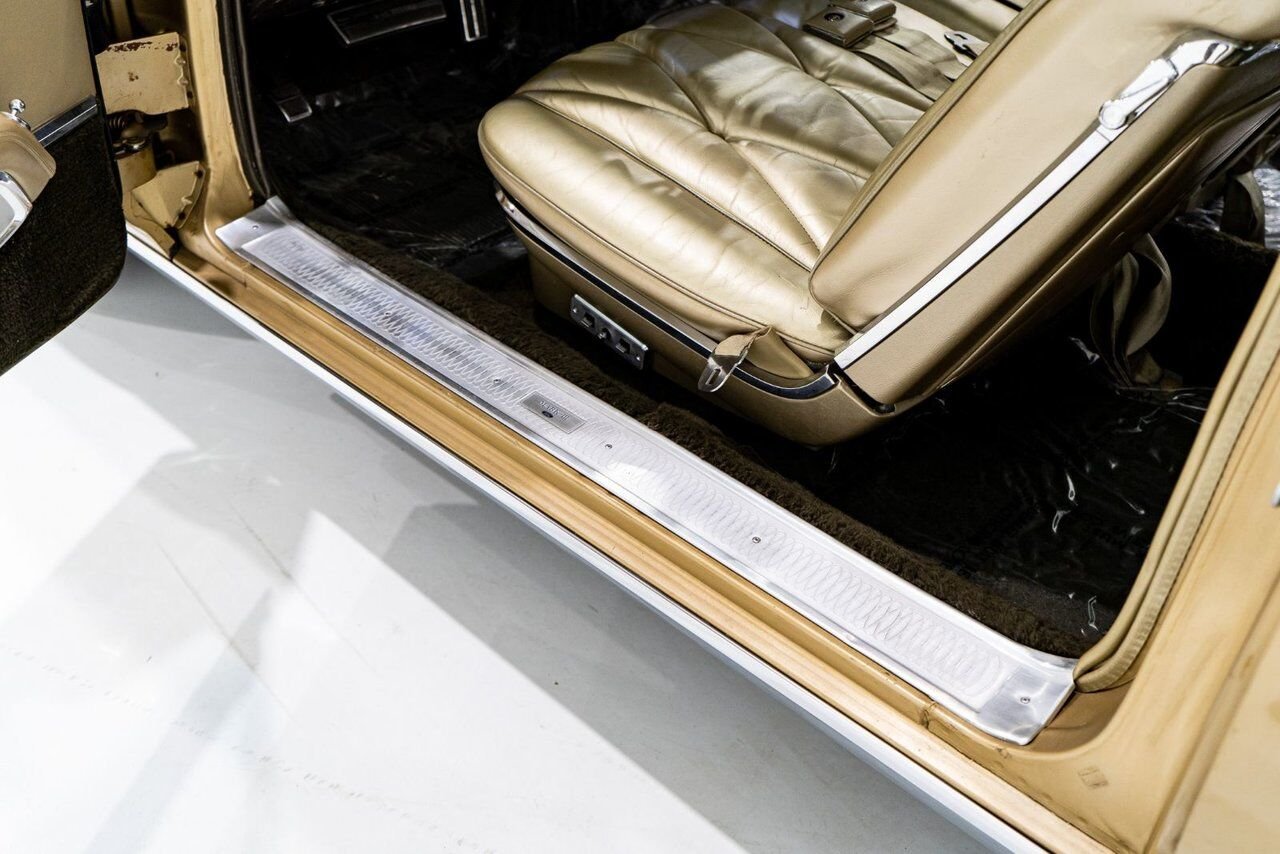Lincoln Continental Only 687 miles from new. Unrestored example **PRICE IN USD** 1969 Or Montréal - photo #68