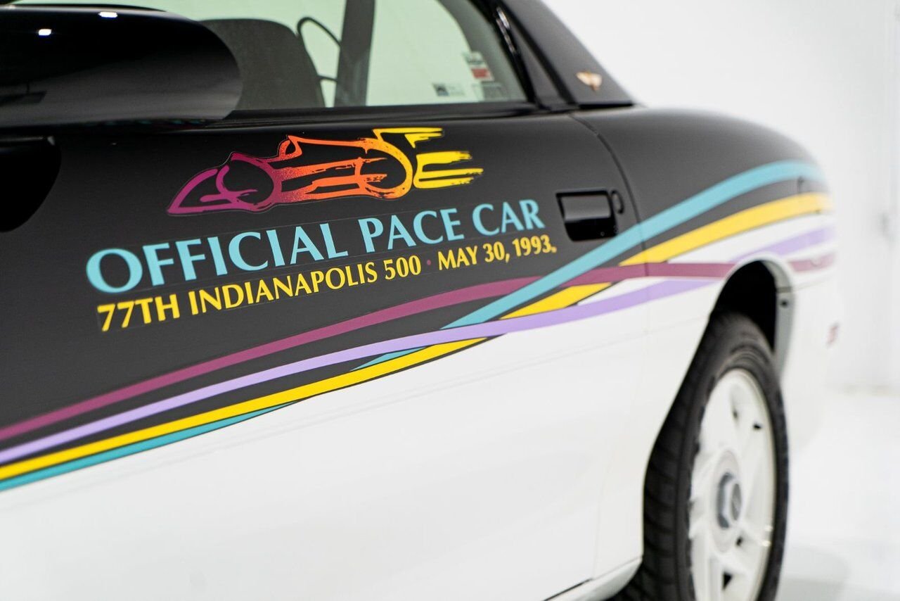 1993 Chevrolet CAMARO Z28 PRIX EN USD | Pace Car with only 957km (595mi) with original window sticker Black Montreal - photo #1