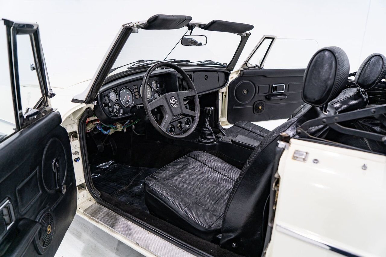 1979 MG B Beautifully presented from former complete restoration White Montreal - photo #9