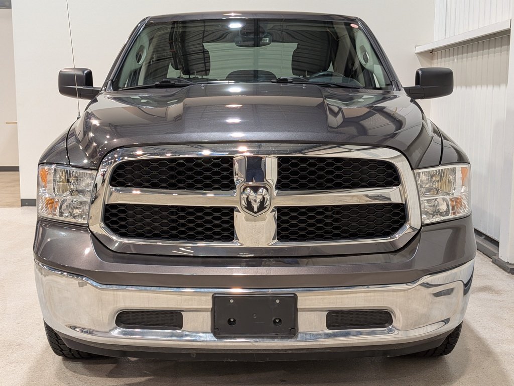 Ram 1500 Classic SLT 4x4 Crew Cab 5'7" Box 2023 Gris Val-David - photo #2
