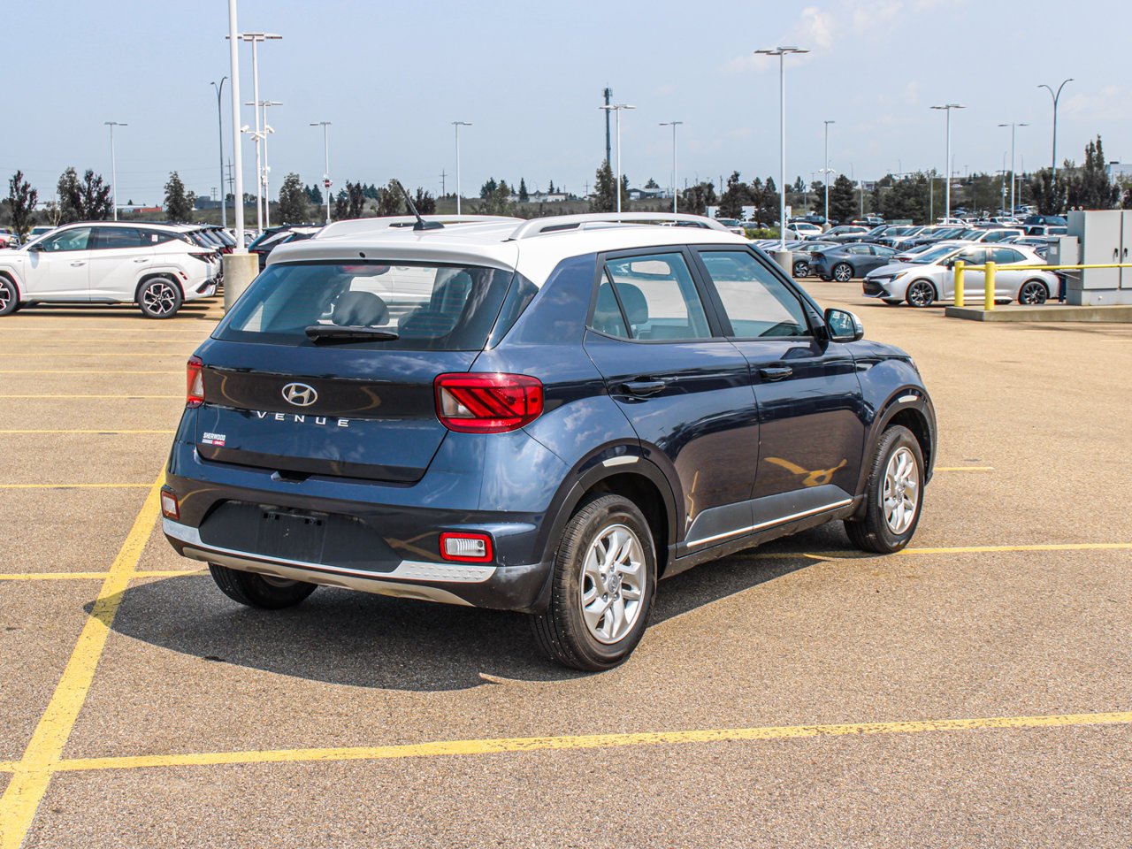 2023 Hyundai Venue Preferred IVT w/Two-Tone Blue Sherwood Park - photo #8