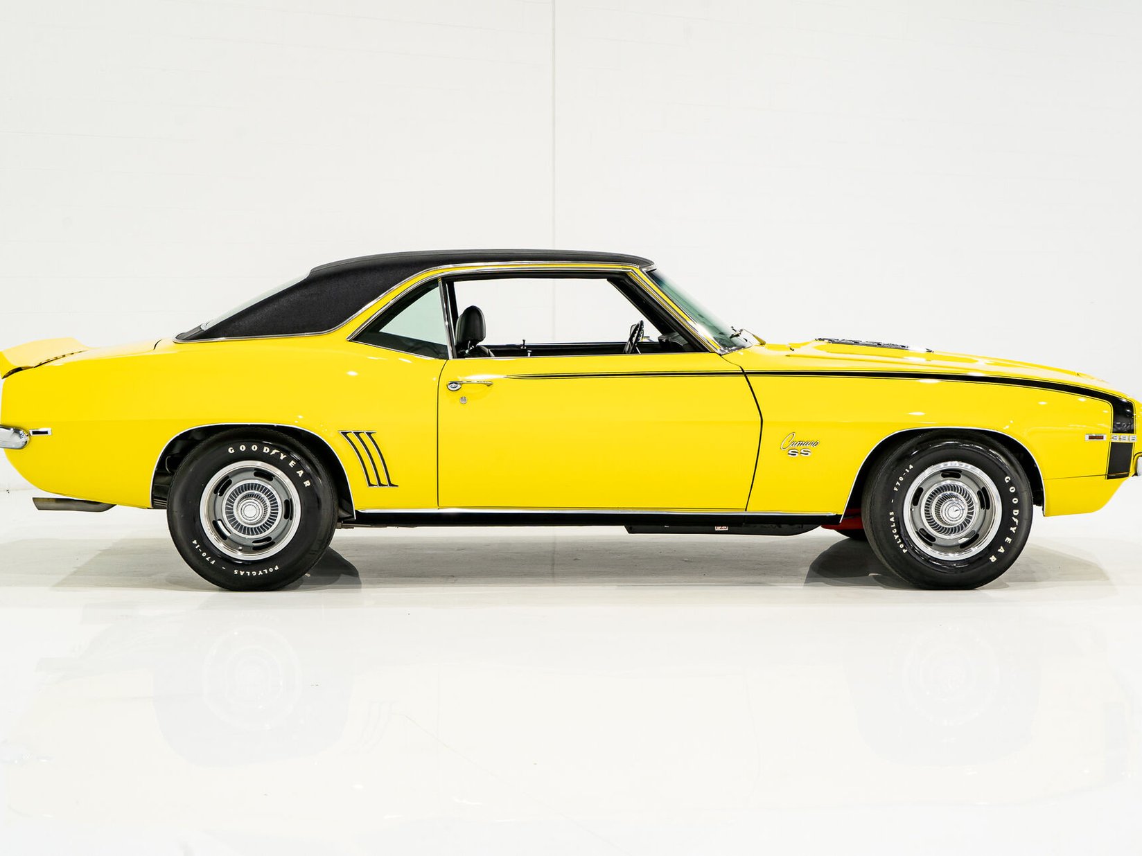 1969 Chevrolet Camaro SS **PRIX EN USD** With factory A/C Yellow Montreal - photo #2