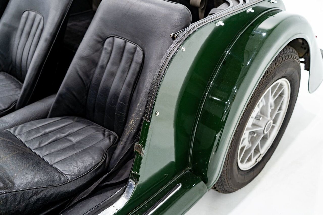 1970 Morgan Plus 8 Unrestored with only 7137km (4435miles) | PRIX EN USD Green Montreal - photo #9