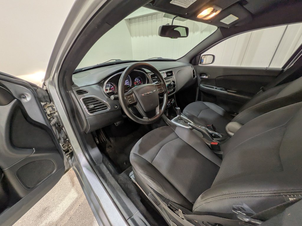 Chrysler 200 4dr Sdn LX 2013 Argent Val-David - photo #8