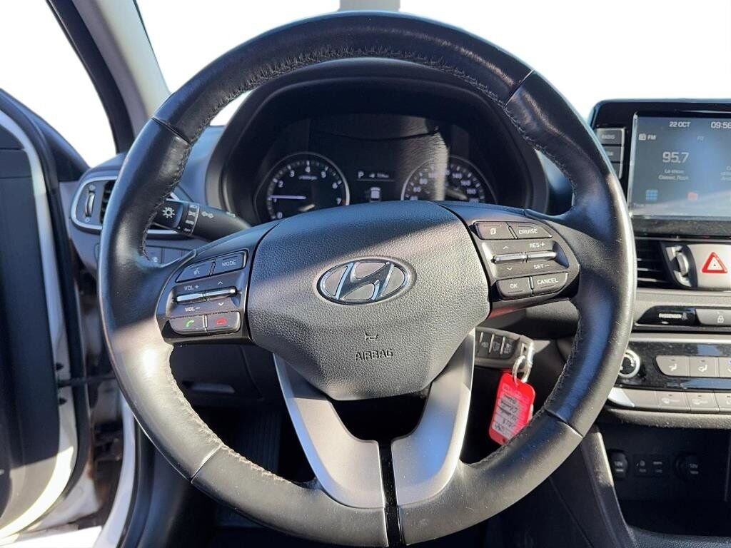Hyundai Elantra GT NIV KMHH35LE4JU042398 2018 Blanc Chicoutimi - photo #11