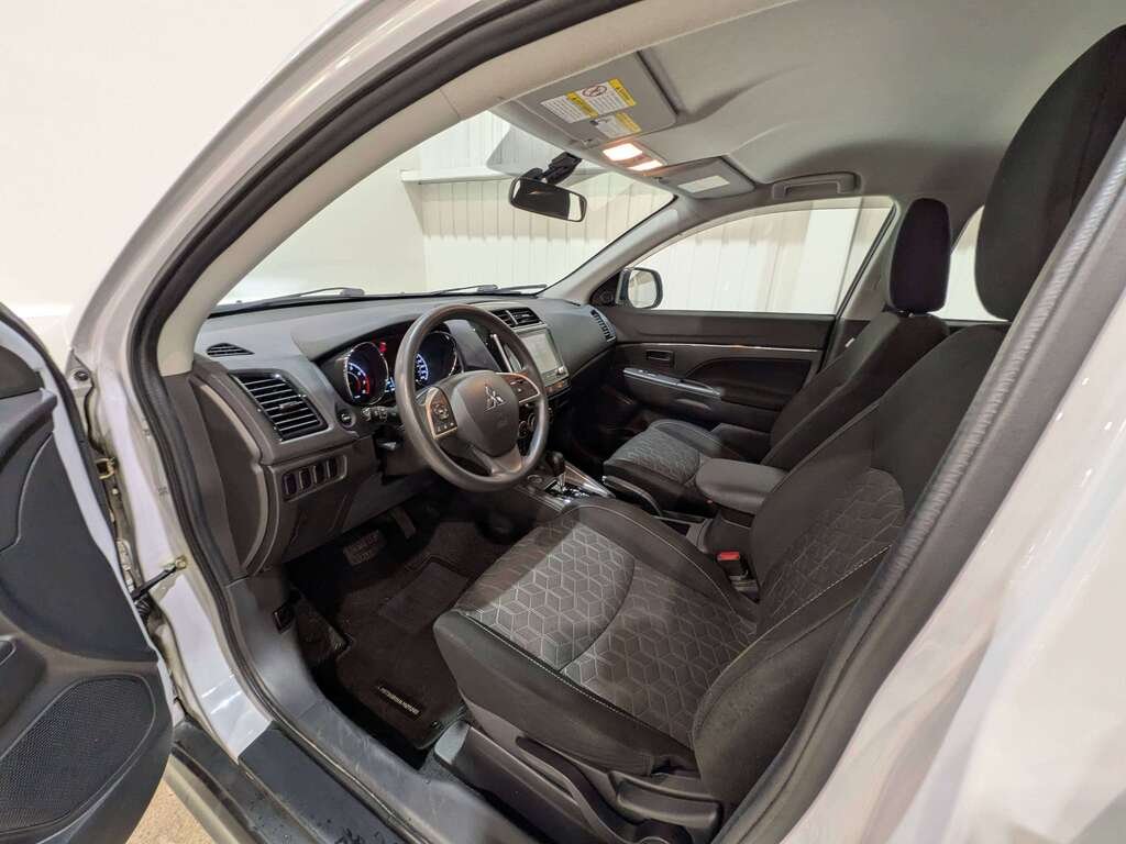 2023 Mitsubishi RVR ES FWD White Val-David - photo #7