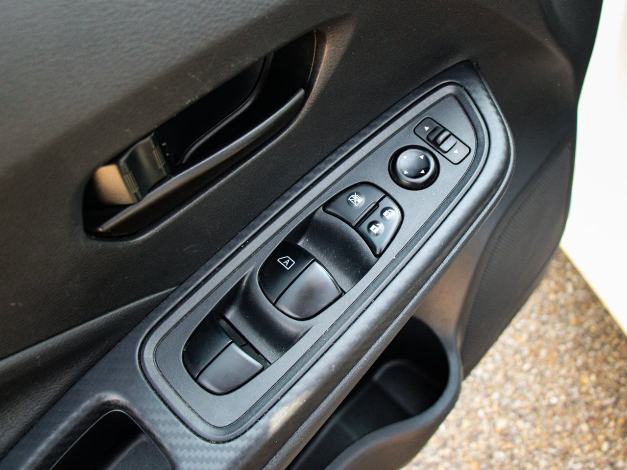 2025 Nissan Versa S CVT White Sherwood Park - photo #15