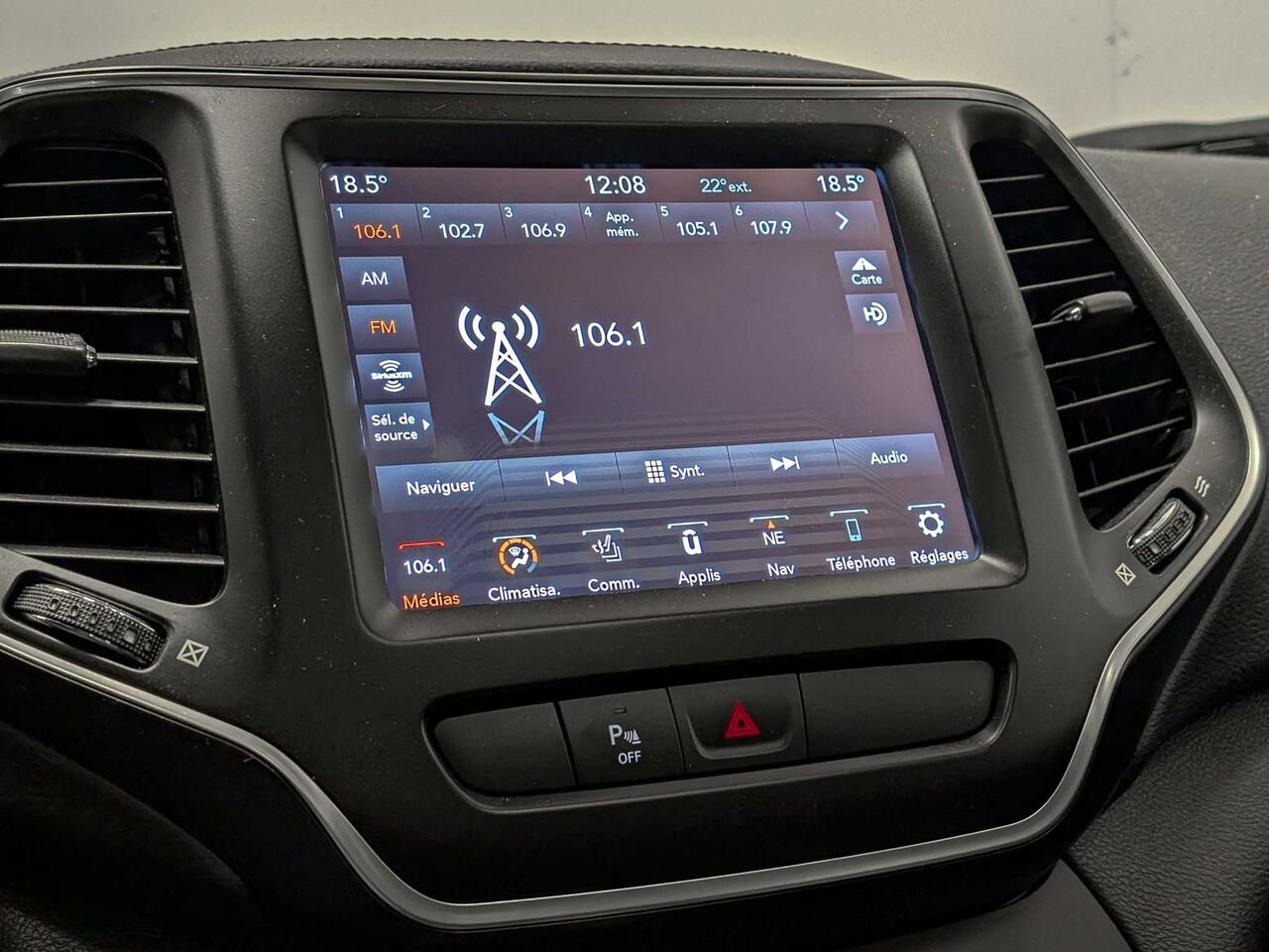 2021 Jeep CHEROKEE 4x4 Altitude 8 Pneus Cuir Toit Pano Red Sherbrooke - photo #8