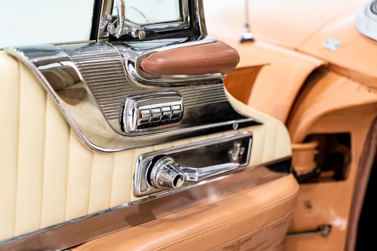 Chrysler IMPERIAL *PRIX EN USD* 354cu.in. FirePower V8 1 of 2098 built 1956 Orange Montréal - photo #9