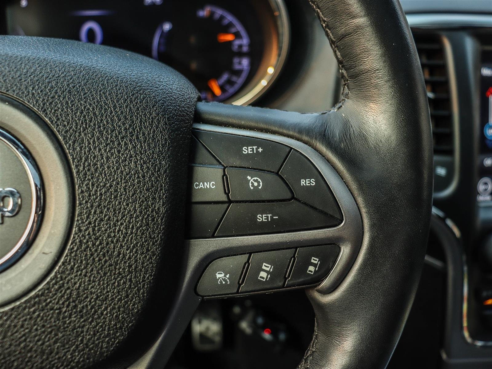 Jeep Grand Cherokee Overland 2018 Black Ottawa & Gatineau - photo #26