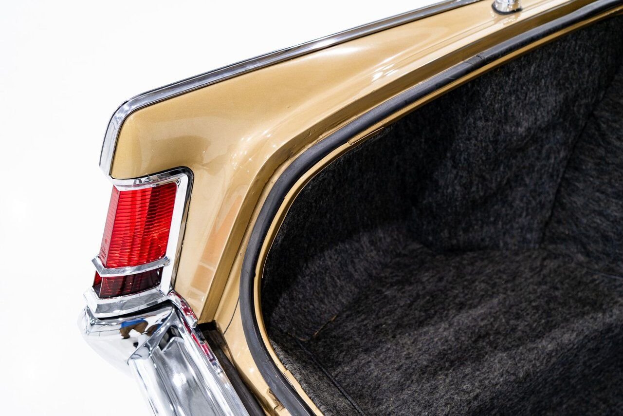 Lincoln Continental Only 687 miles from new. Unrestored example **PRICE IN USD** 1969 Or Montréal - photo #79