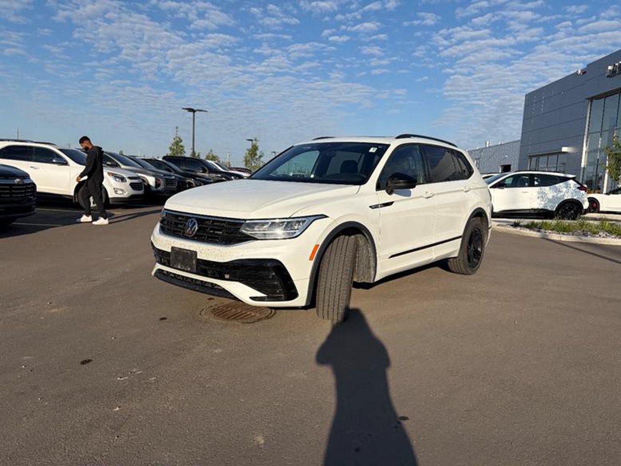 2024 Volkswagen Tiguan Comfortline R-Line Black Edition 4MOTION White Sherwood Park - photo #2