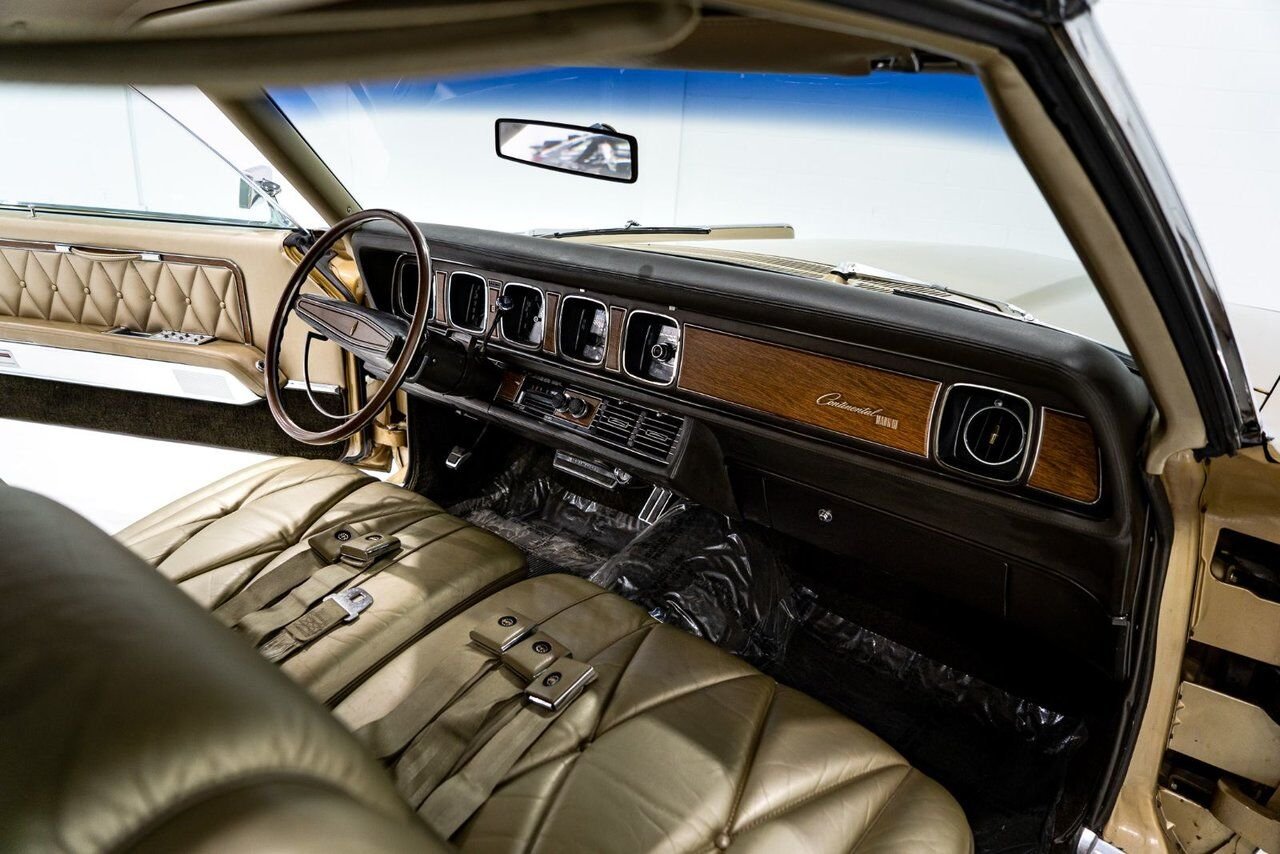 Lincoln Continental Only 687 miles from new. Unrestored example **PRICE IN USD** 1969 Or Montréal - photo #48
