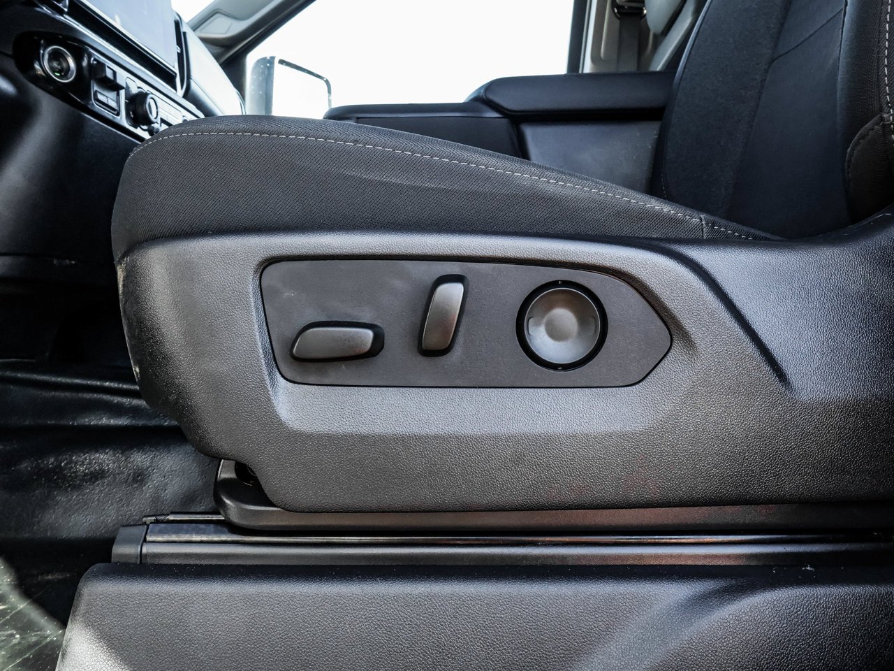 2025 Chevrolet Silverado 1500 4WD Crew Cab 147 LT White Sherwood Park - photo #20