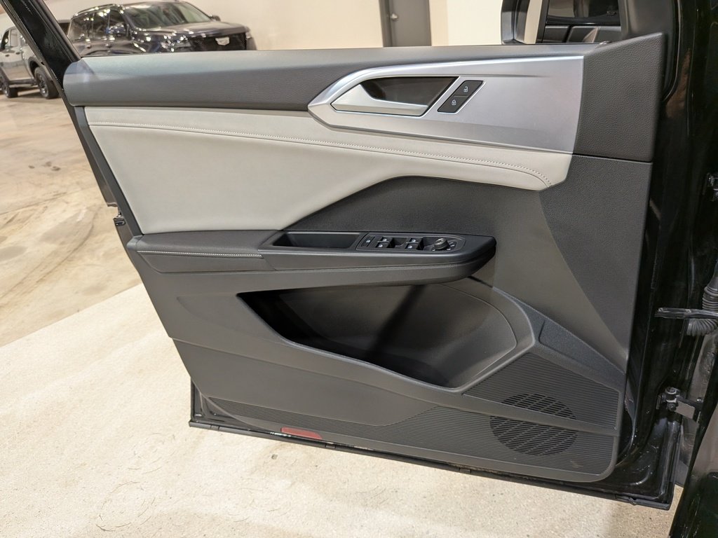 2025 Volkswagen Taos Comfortline 4MOTION Black Val-David - photo #33