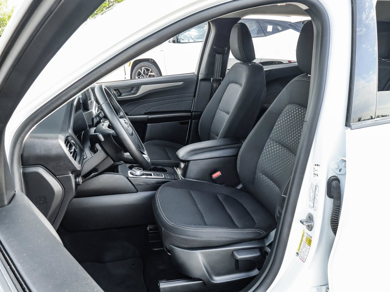 2025 Ford Escape Active AWD White Sherwood Park - photo #13