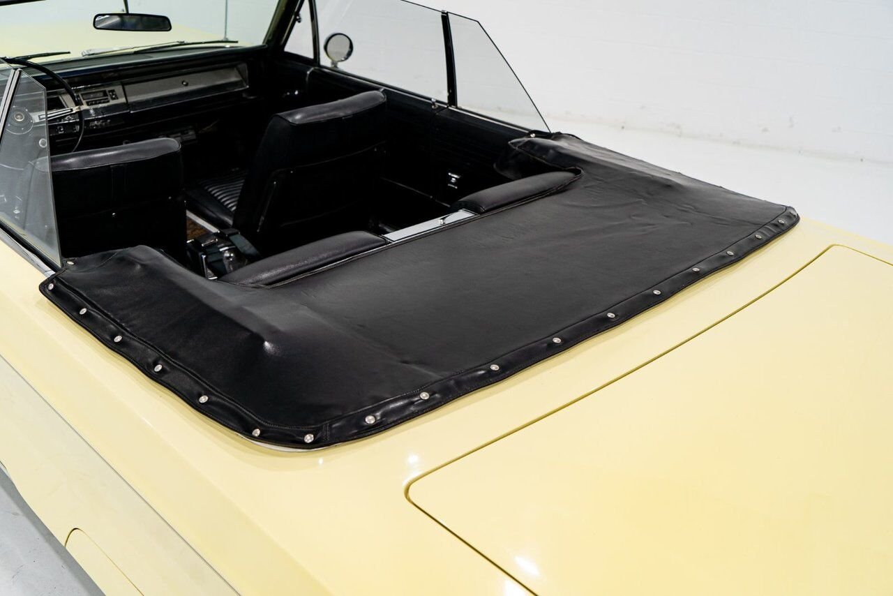 Chrysler 300 PRIX EN USD 440cu.in. Fully restored example 1968 Jaune Montréal - photo #34