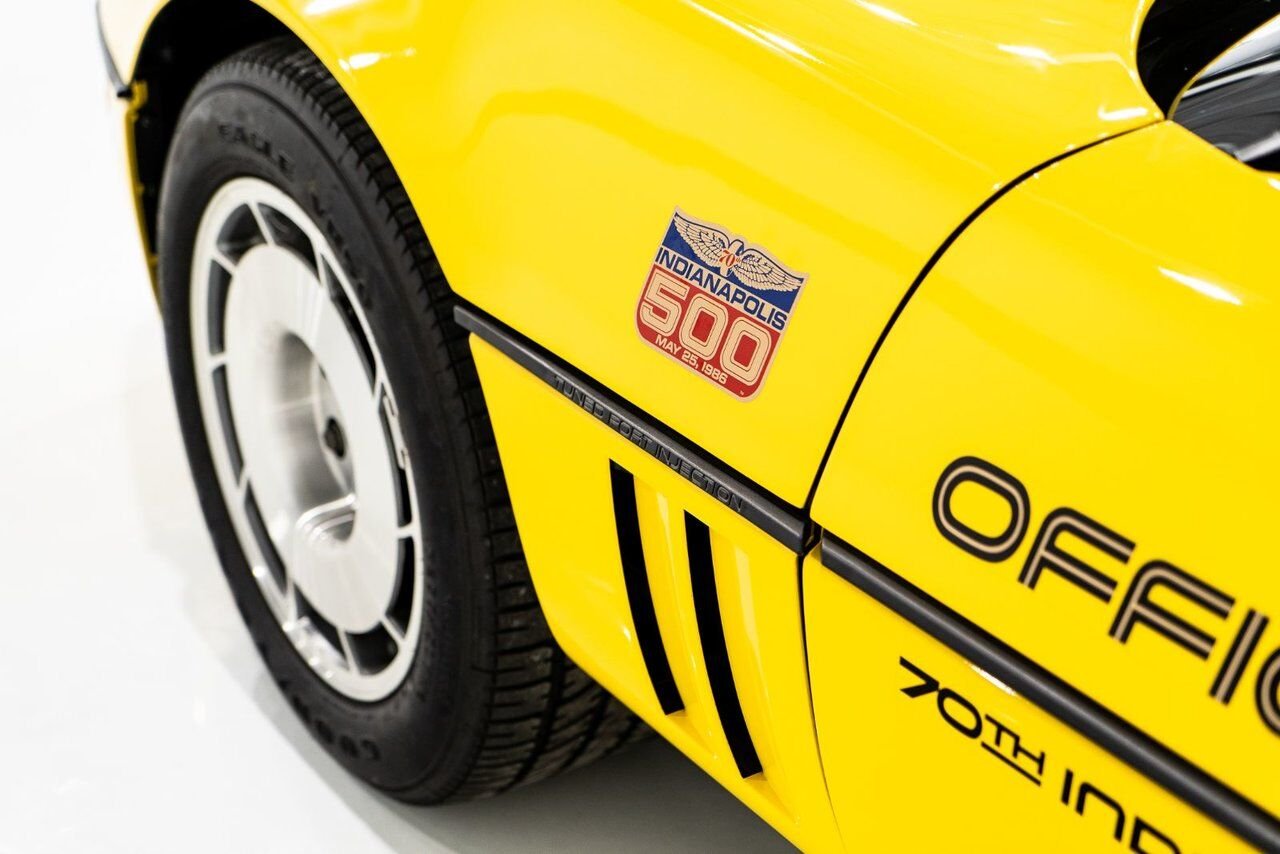 Chevrolet Corvette Pace Car livery with only 17,380km (10,800miles) 1986 Jaune Montréal - photo #4