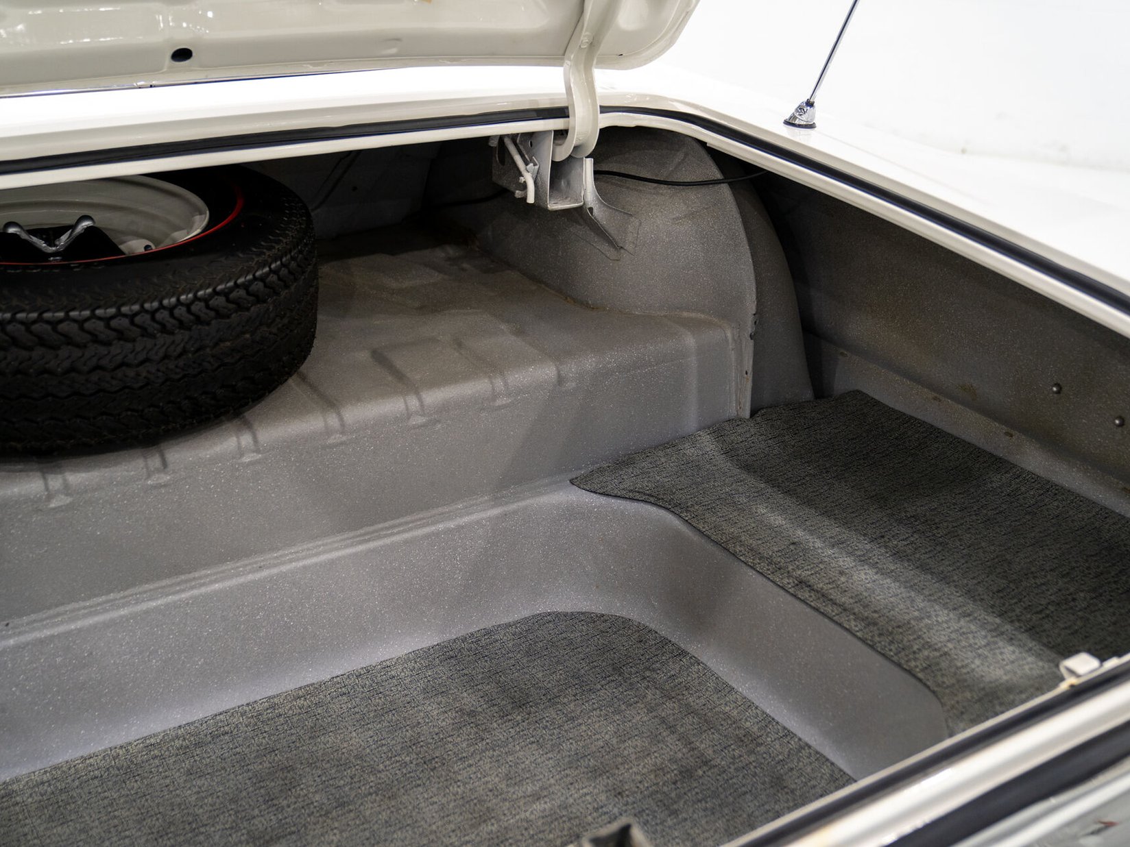 1964 Chevrolet Biscayne Matching 409 / 425HP Transmission 4 Vitesse Complètement Entièrement restauré **PRIX EN USD** White Montreal - photo #59