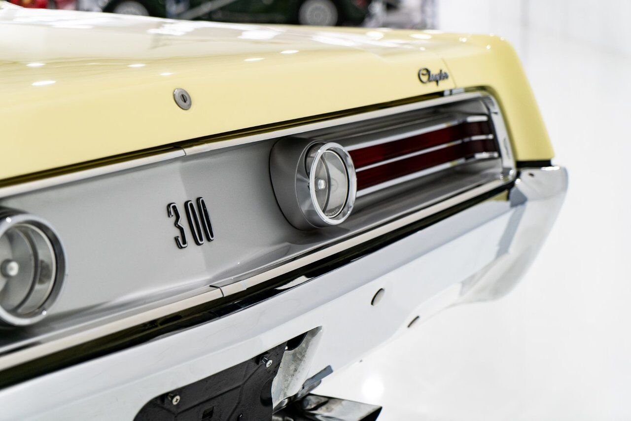 Chrysler 300 PRIX EN USD 440cu.in. Fully restored example 1968 Jaune Montréal - photo #4