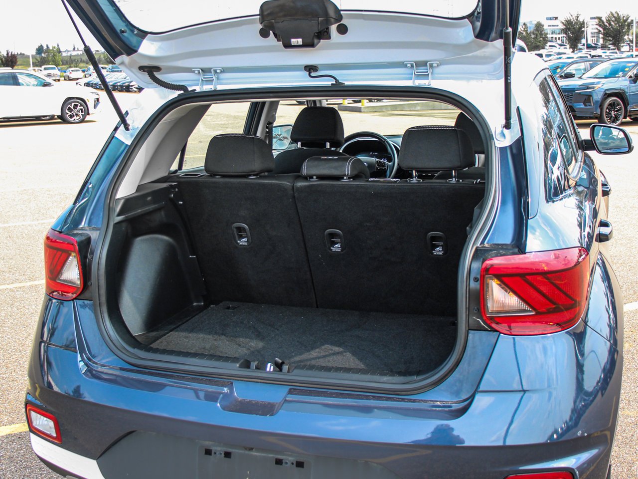 2023 Hyundai Venue Preferred IVT w/Two-Tone Blue Sherwood Park - photo #7