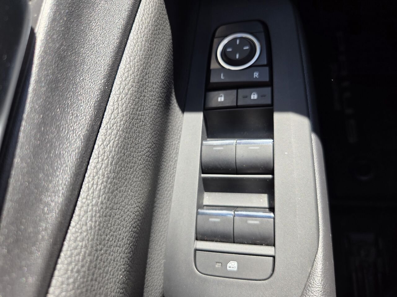2024 Toyota PRIUS PRIME Red Mont-Laurier - photo #17