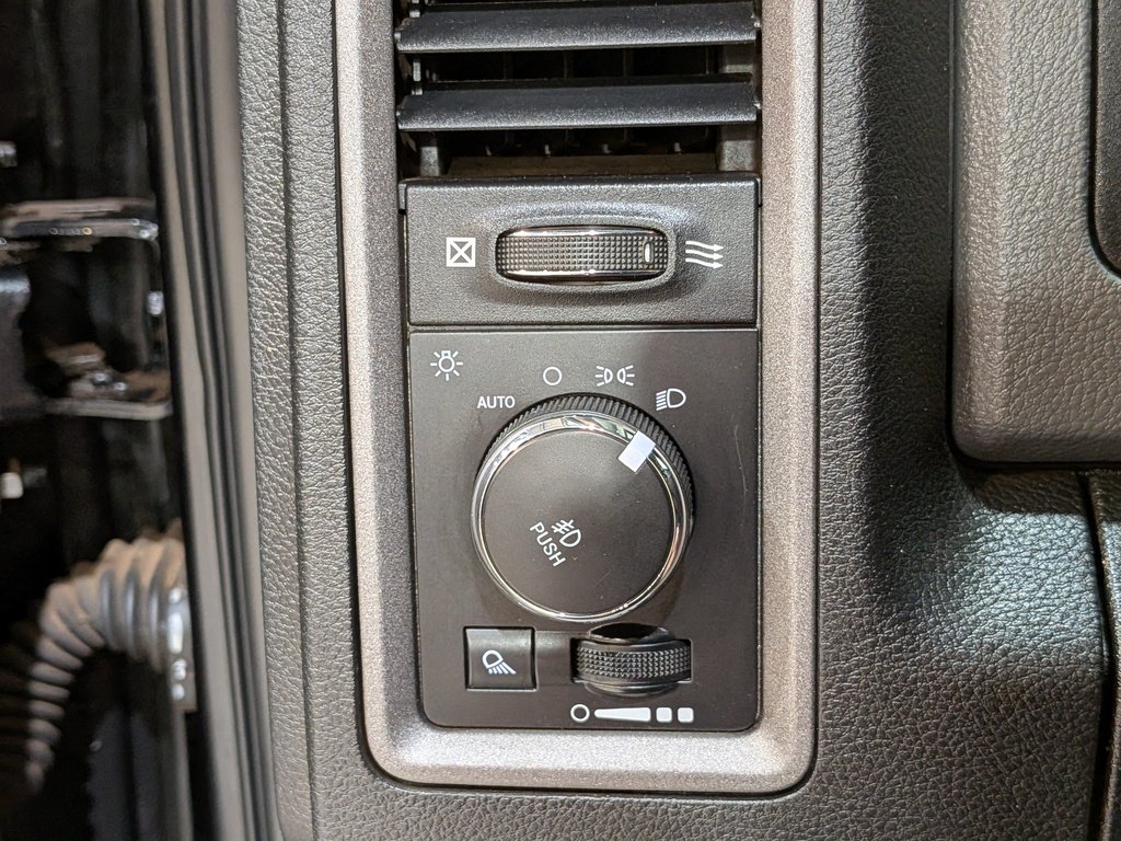 Ram 1500 Express 4x4 Quad Cab 6'4" Box *Ltd Avail* 2018 Noir Val-David - photo #26