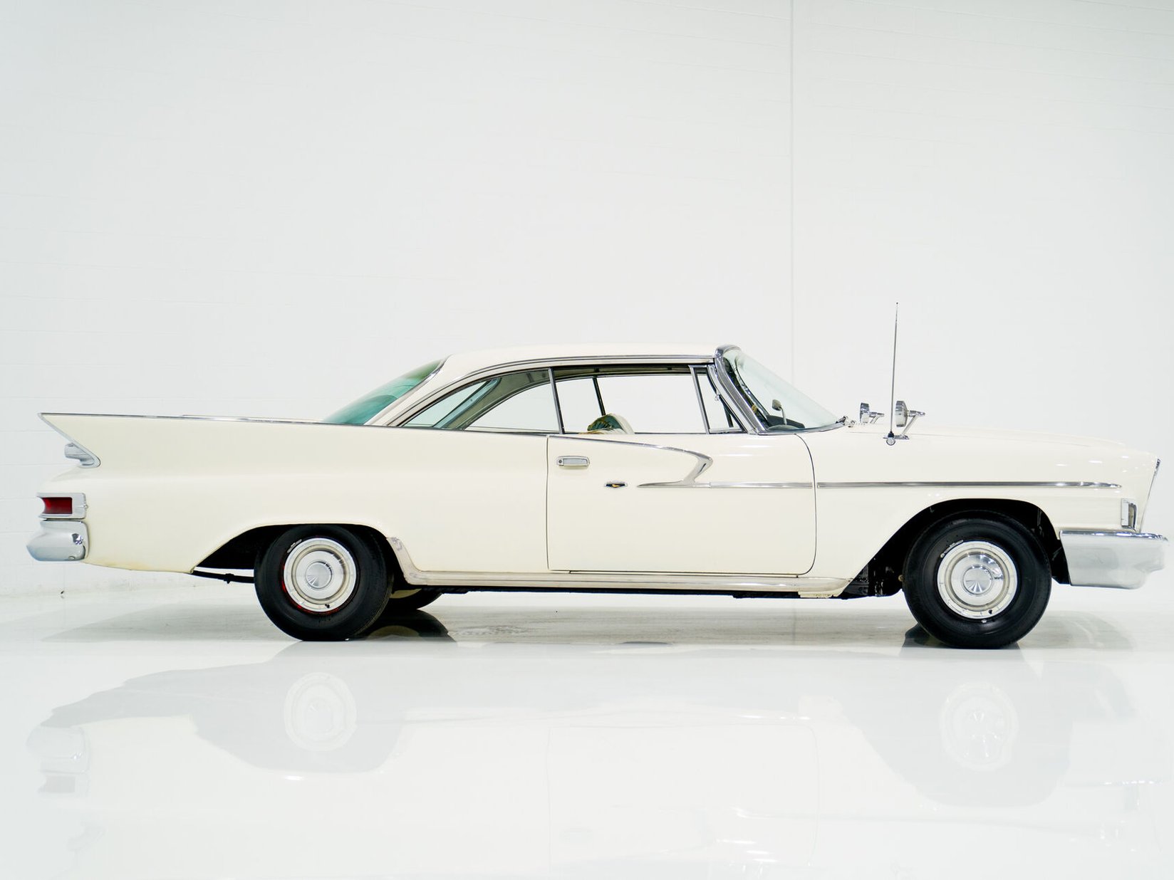 1961 Chrysler Windsor White Montreal - photo #3