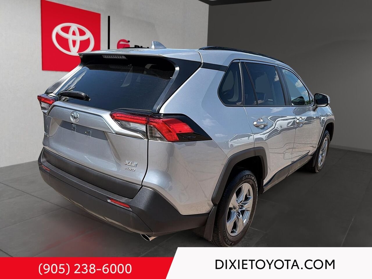 2024 Toyota RAV4 XLE AWD / HEATED SEATS / MOONROOF / ALLOY WHEELS / CARPLAY AND ANDROID AUTO Silver Mississauga - photo #3