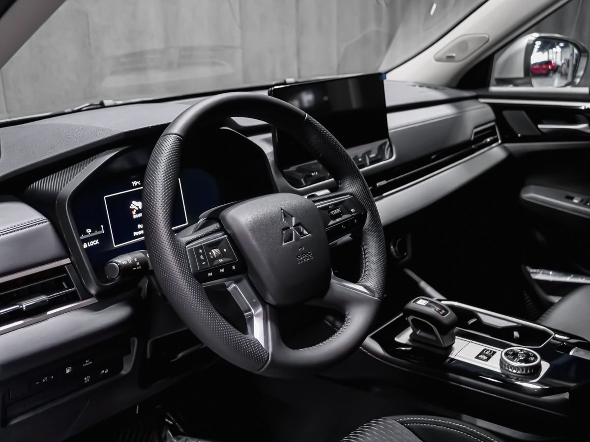 2026 Mitsubishi Outlander Plug-In Hybrid ES Graphite Grey Metallic Montreal - photo #11