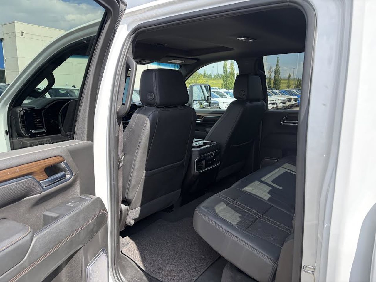 2024 Chevrolet Silverado 3500HD 4WD Crew Cab 159 High Country White Sherwood Park - photo #5