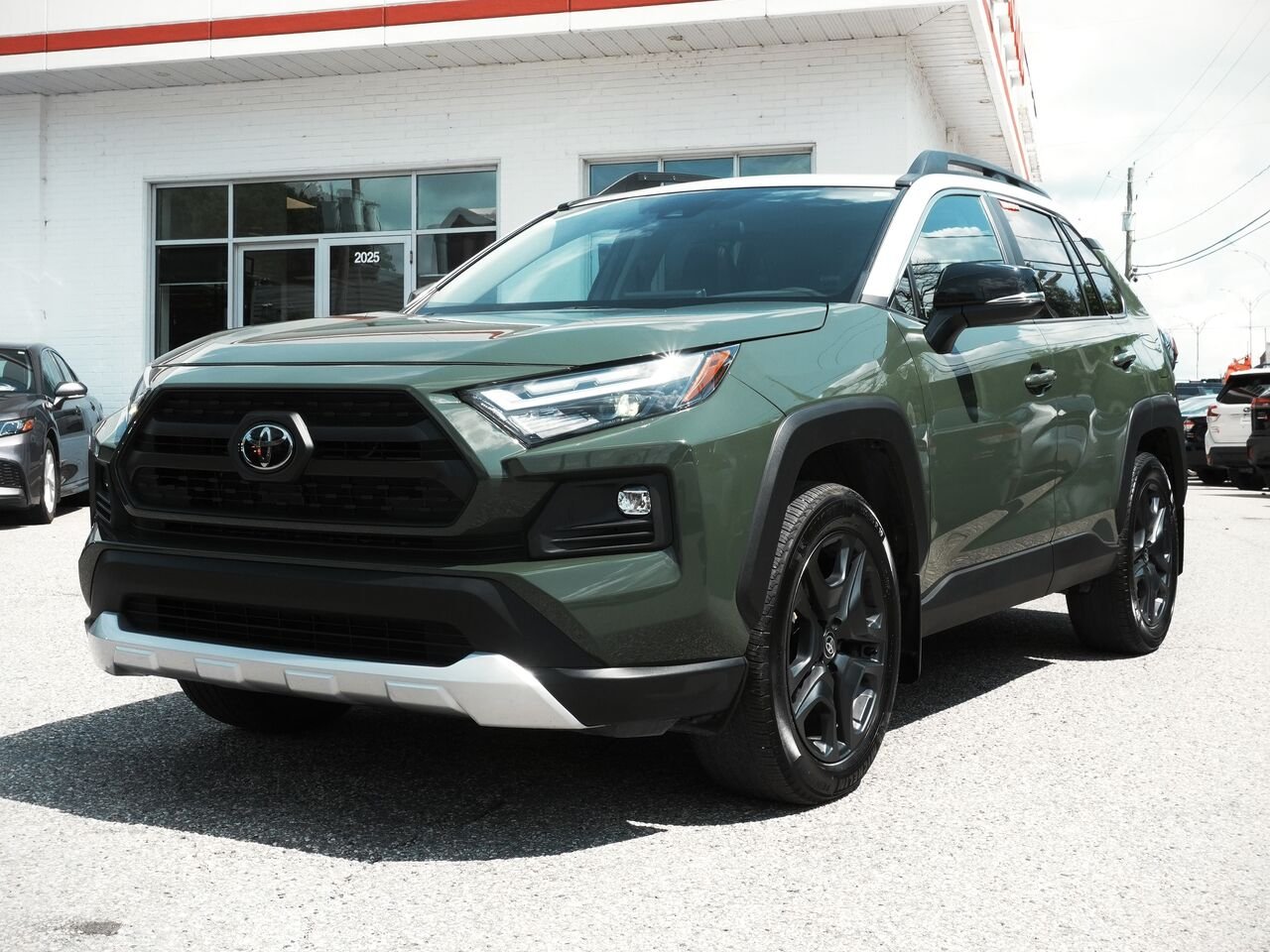 Toyota RAV4 Trail/SIÈGES CHAUFFANTS/TOIT OUVRANT/VOLANT CHAUFFANT/AC BIZONE/ 2024 Vert Kaki avec toit glace Sherbrooke - photo #0