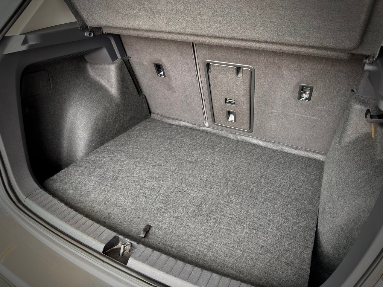 2023 Volkswagen Taos Silver Notre-Dame-des-Prairies - photo #11