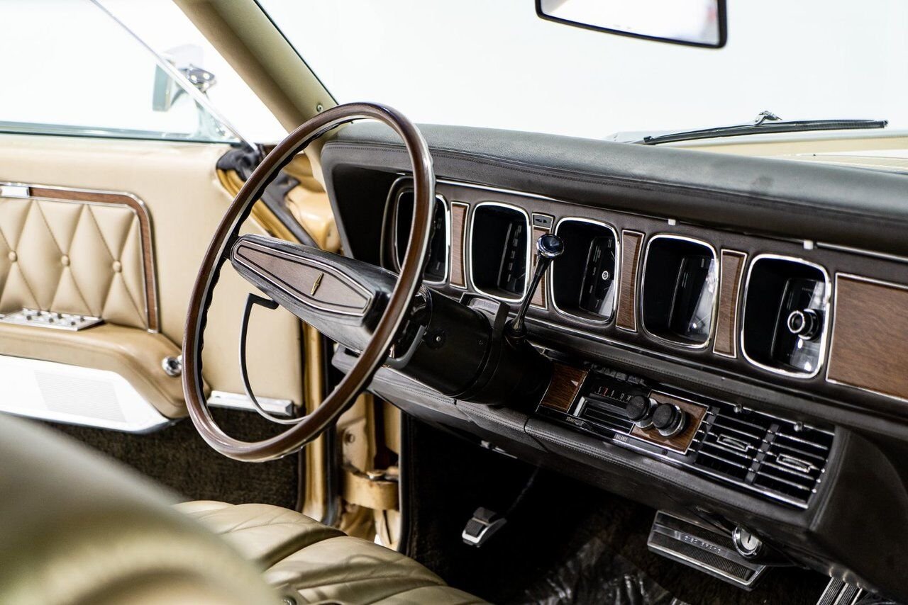 Lincoln Continental Only 687 miles from new. Unrestored example **PRICE IN USD** 1969 Or Montréal - photo #53