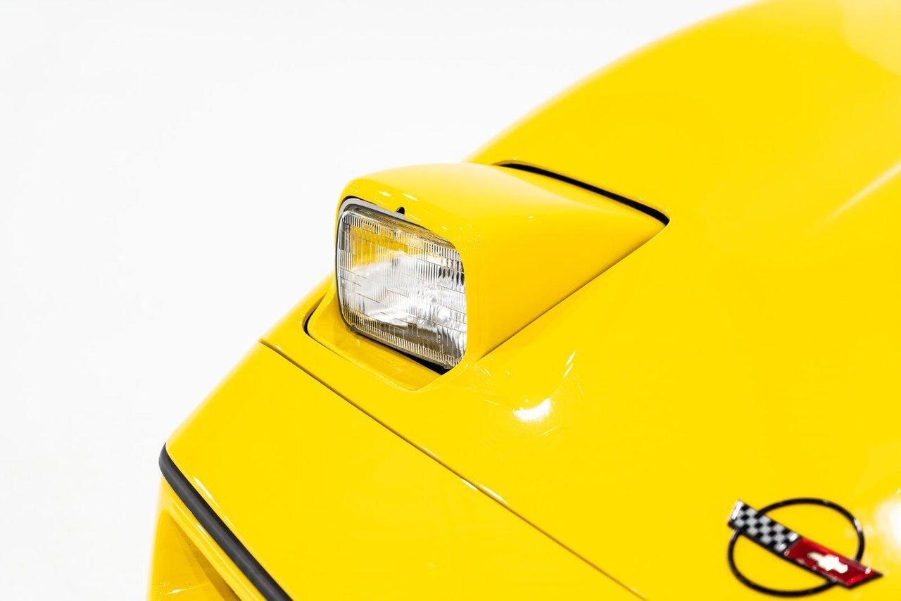 Chevrolet Corvette Pace Car livery with only 17,380km (10,800miles) 1986 Jaune Montréal - photo #59