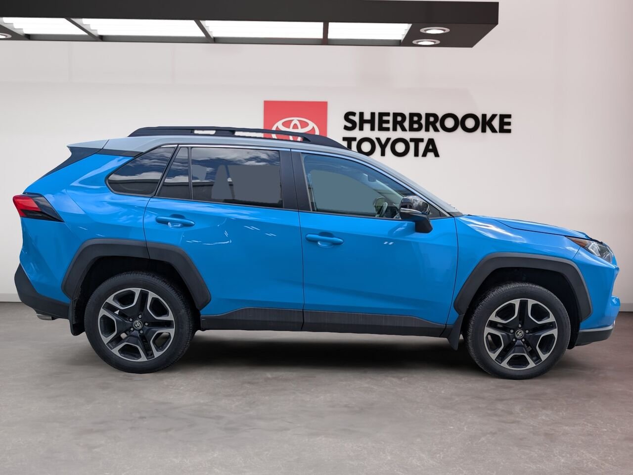 Toyota RAV4 Trail/SIÈGES CHAUFFANTS ET VENTILLÉS/TOIT OUVRANT/VOLANT CHAUFFANT/AC BIZONE/ 2021 Bleu Sherbrooke - photo #2